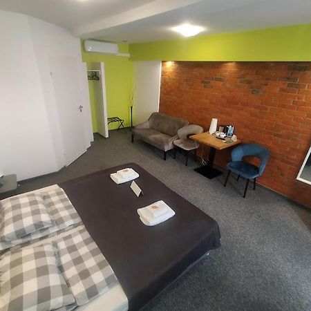 Rj Hotel Пабянице Екстериор снимка