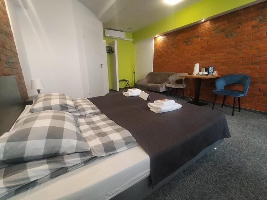 Rj Hotel Пабянице Екстериор снимка