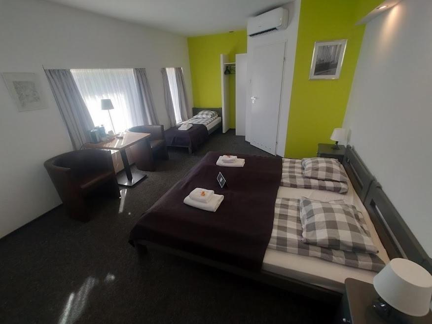Rj Hotel Пабянице Екстериор снимка