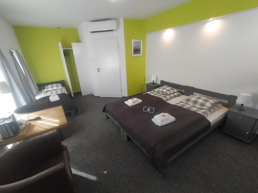 Rj Hotel Пабянице Екстериор снимка