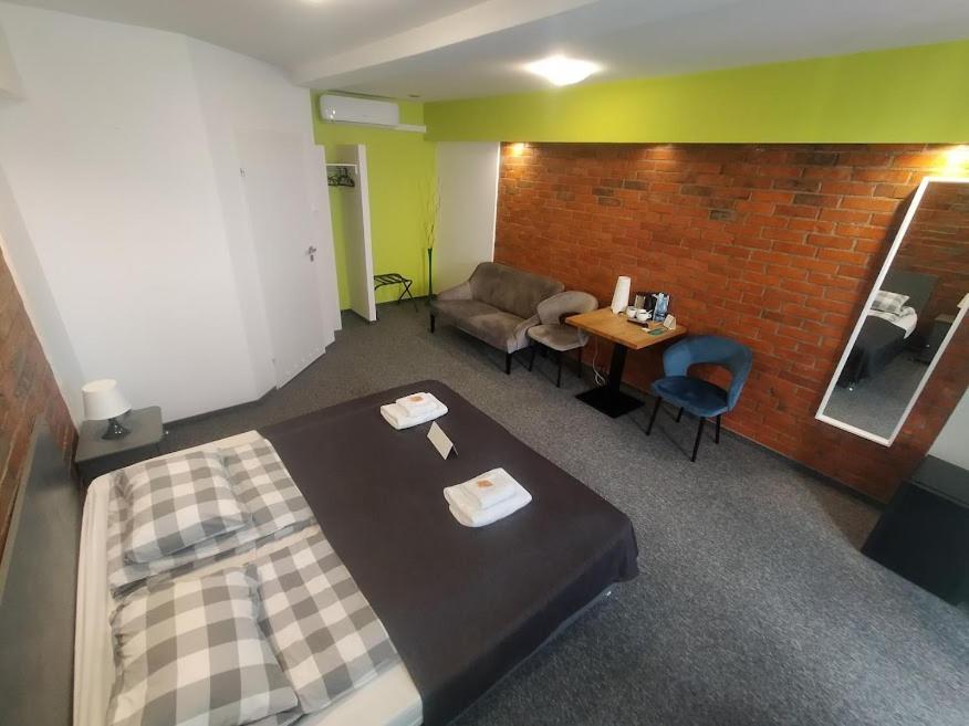 Rj Hotel Пабянице Екстериор снимка