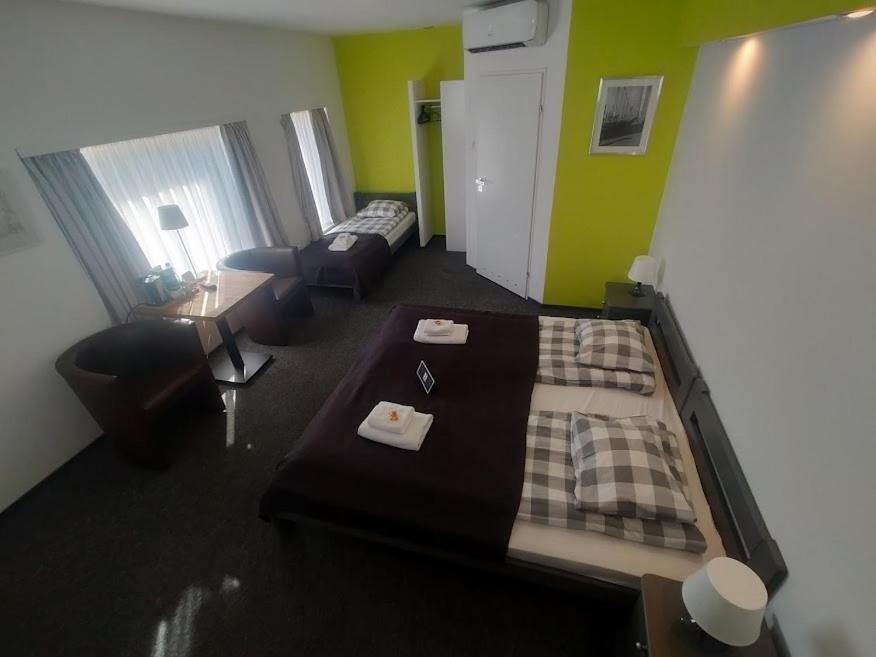 Rj Hotel Пабянице Екстериор снимка