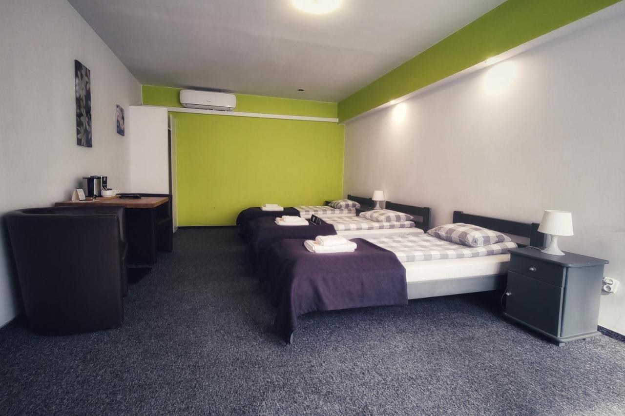 Rj Hotel Пабянице Екстериор снимка