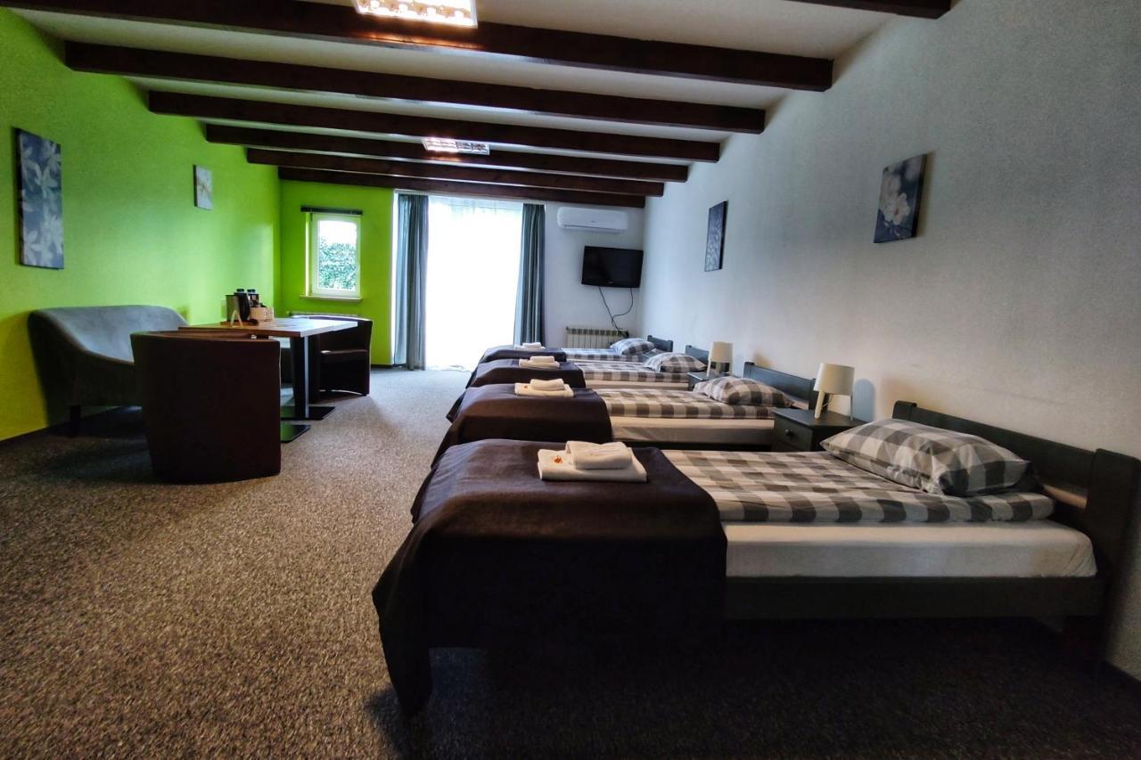 Rj Hotel Пабянице Екстериор снимка