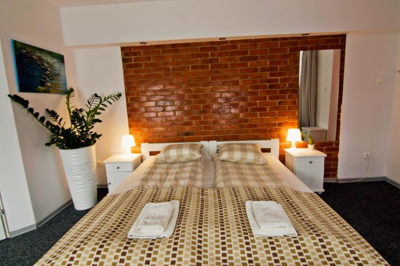 Rj Hotel Пабянице Екстериор снимка
